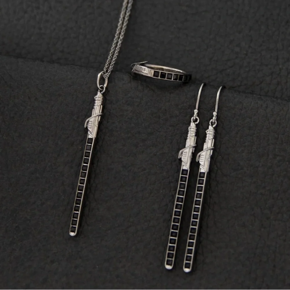 Star Wars X RockLove Darksaber Crystal Lightsaber Necklace NWT - Picture 4 of 8